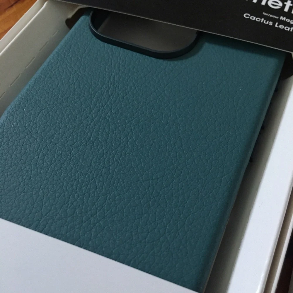 OtterBox Apple iPhone 16 Pro Symmetry Serie Cactus Leather Case & Wallet Bundle
